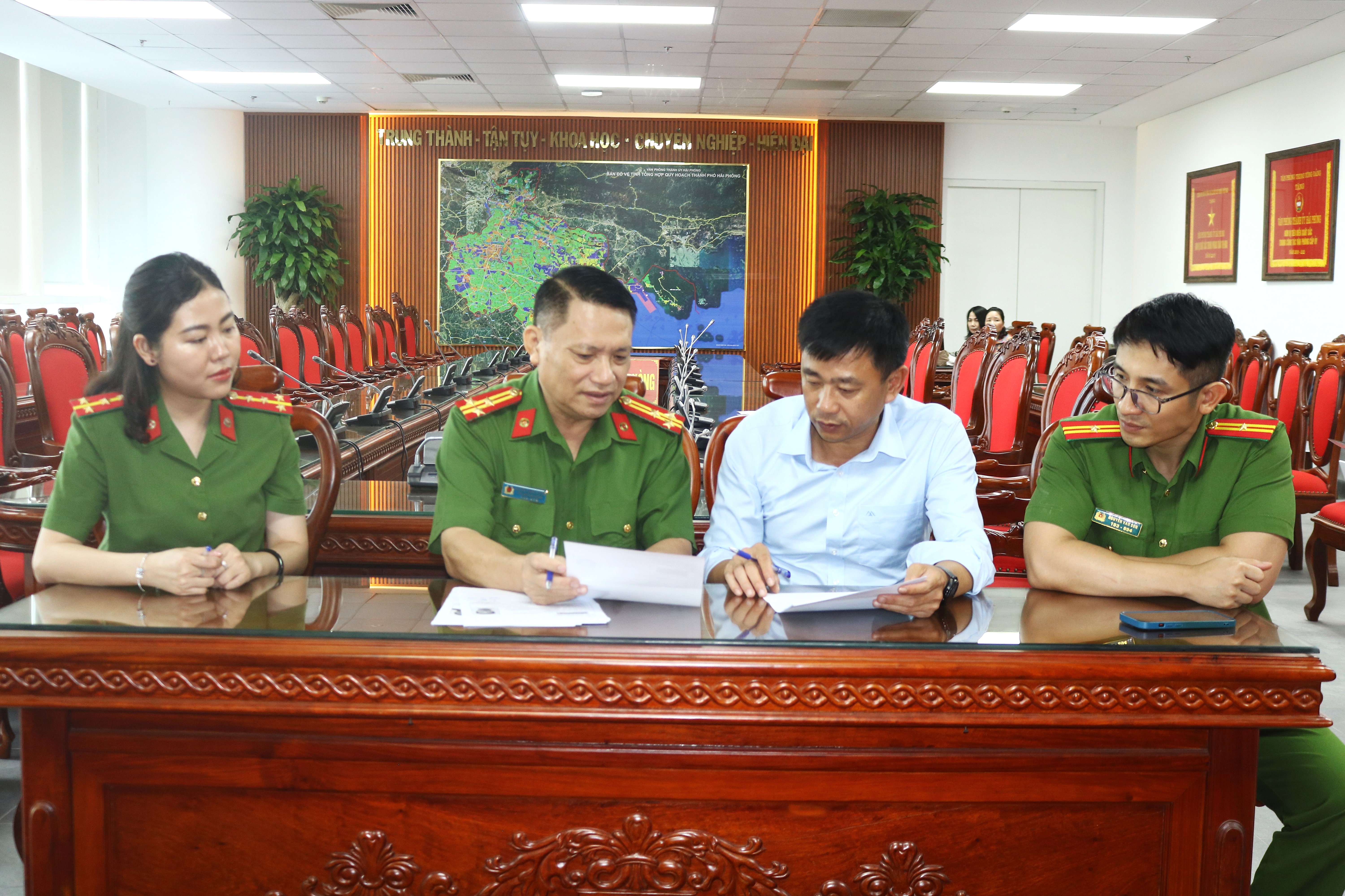 Phòng Cảnh sát Quản lý hành chính về trật tự xã hội: Triển khai thu nhận hồ sơ cấp đổi thẻ Đảng viên